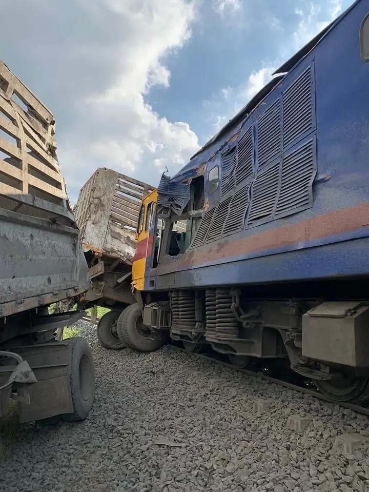 จุด "ทางลักผ่าน" รถไฟนำเที่ยวเขื่อนฯ ชนรถพ่วง เผยการรถไฟฯ ไม่อนุญาตสร้าง