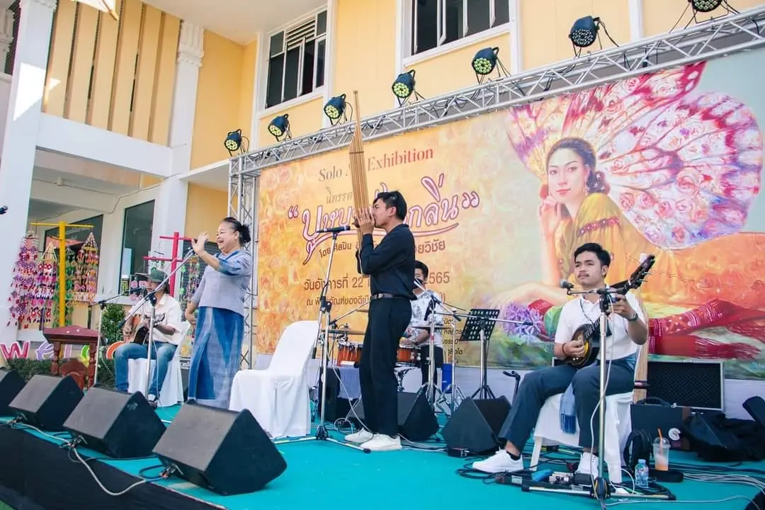 นิทรรศการ "บุษบาซ่อนกลิ่น" จากศิลปินสาวอีสาน