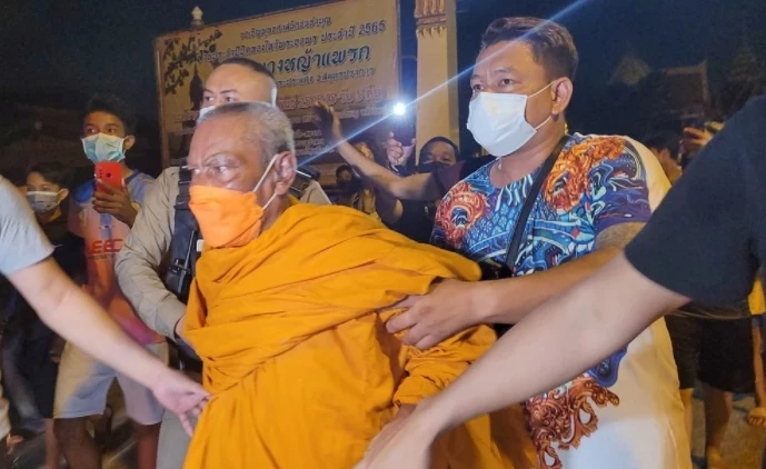 สรุปดราม่า เจ้าอาวาสผ้าคาดหัว กับ สีกาแอบใต้บันไดกุฏิ เกิดอะไรขึ้นบ้าง?