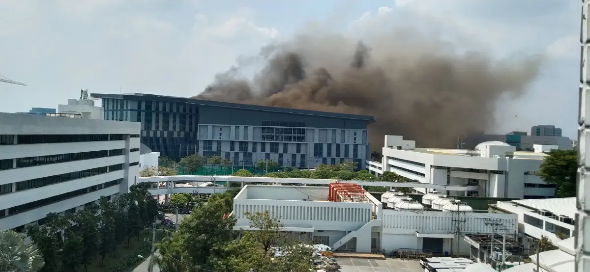 ไฟไหม้  ตึก CAT แจ้งวัฒนะ คุมเพลิงได้ เร่งระบายด่วน