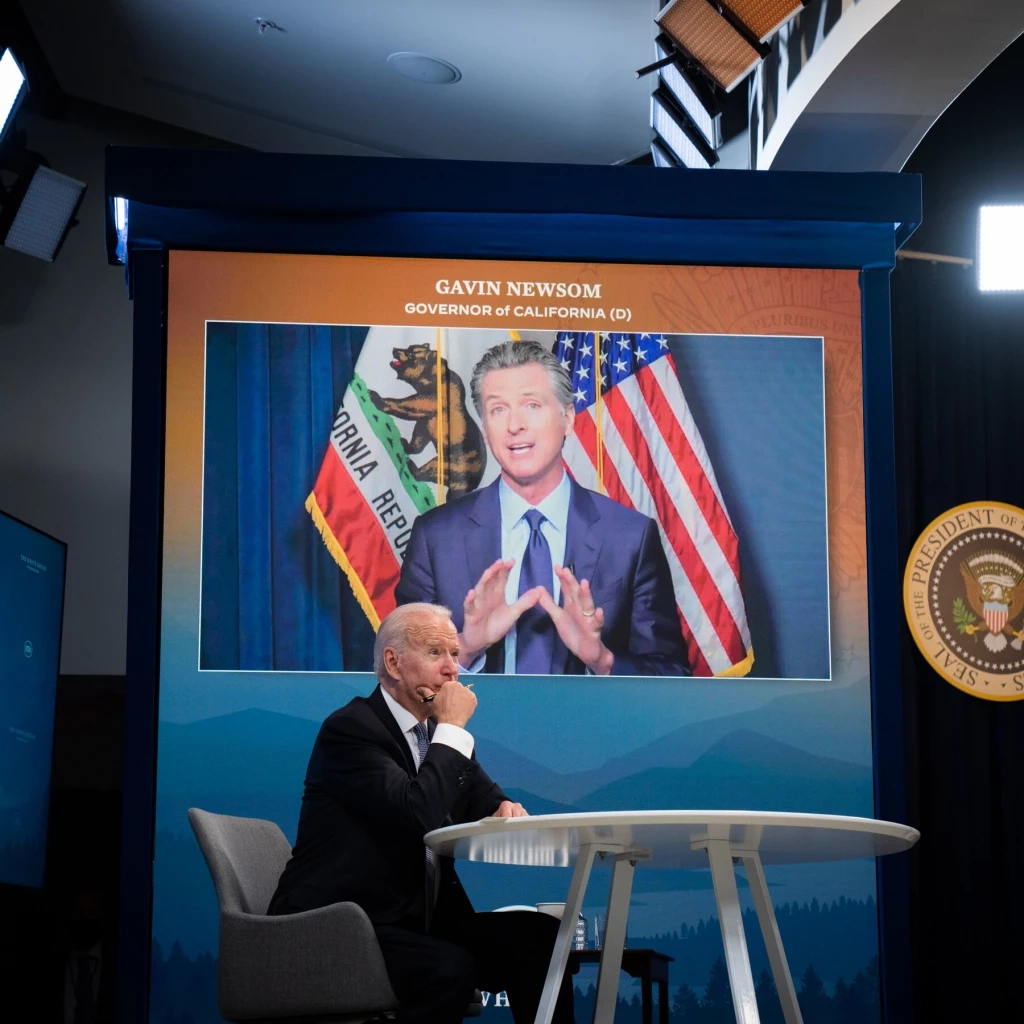ไบเดนคุยกับ เกวิน  นิวซัม ผู้ว่าการรัฐแคลิฟอร์เนีย