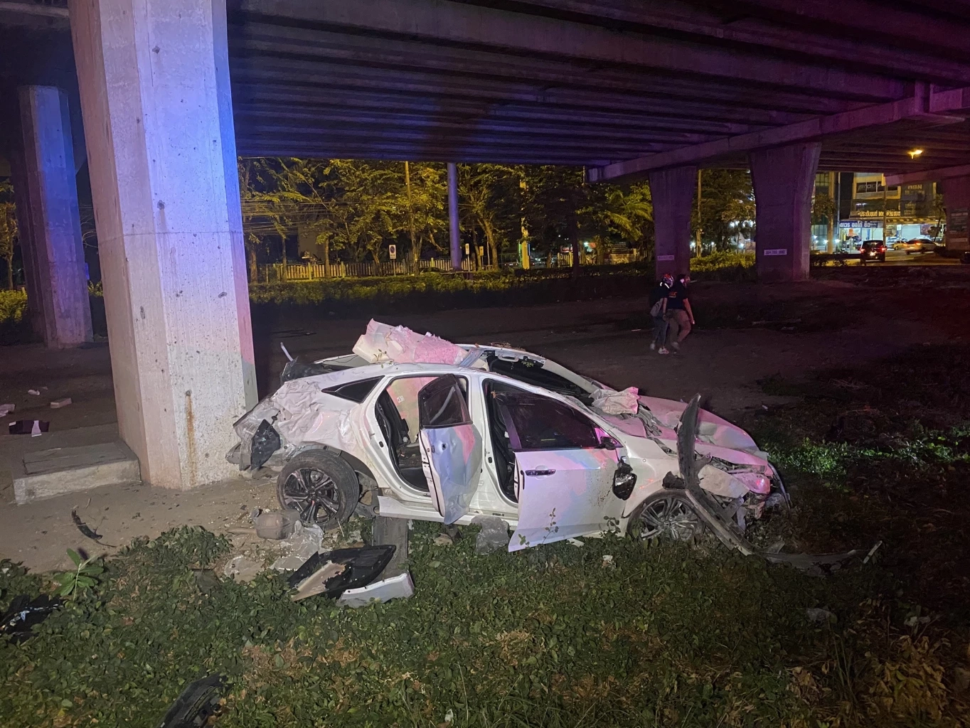 หนุ่มซิ่งเก๋งเสียหลักตกเกาะกลางถนน-ชนป้ายโฆษณา เจ็บสาหัส