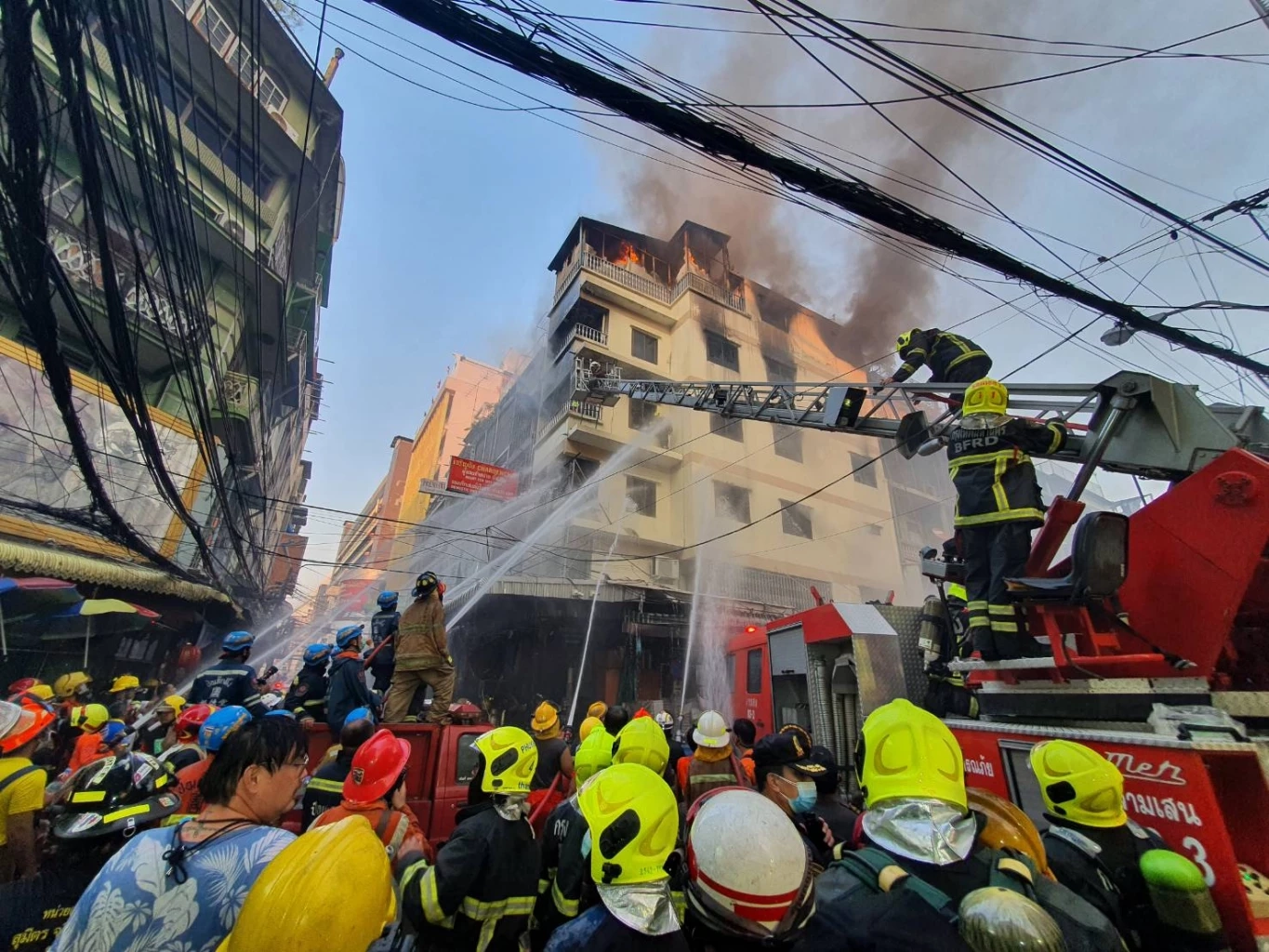 ไฟไหม้ย่านเยาวราช-สำเพ็ง เป็นโกดังเก็บของเล่น ชาวบ้านวิ่งหนีกันอลหม่าน