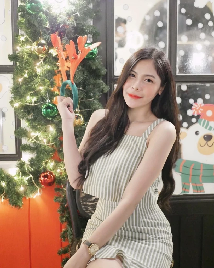 เปิดประวัติ “น้องพลอย” ฉายา “ขวาท่อนซุง” จากดราม่าน้ำราดหัว