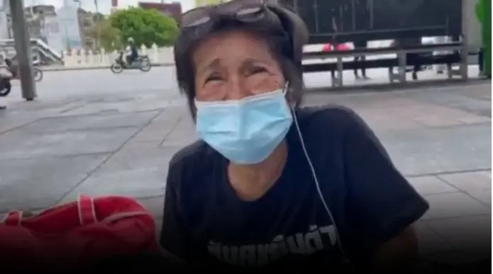 “ป้าเป้า” แนวร่วมม็อบสามนิ้ว ติดโควิด – 19  อาการล่าสุดเชื้อยังไม่ลงปอด