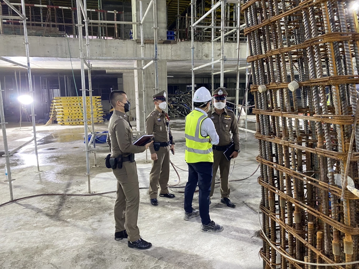 เกิดเหตุนั่งร้านโครงการก่อสร้างโรงแรมหรูย่านลุมพินีถล่ม ทับคนงานดับ 2 ราย