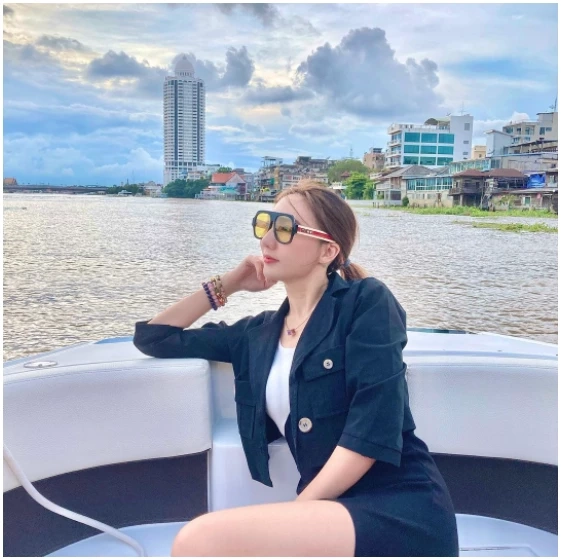 &quot;เบนซ์ พริกไทย” นักร้องสาวชื่อดัง