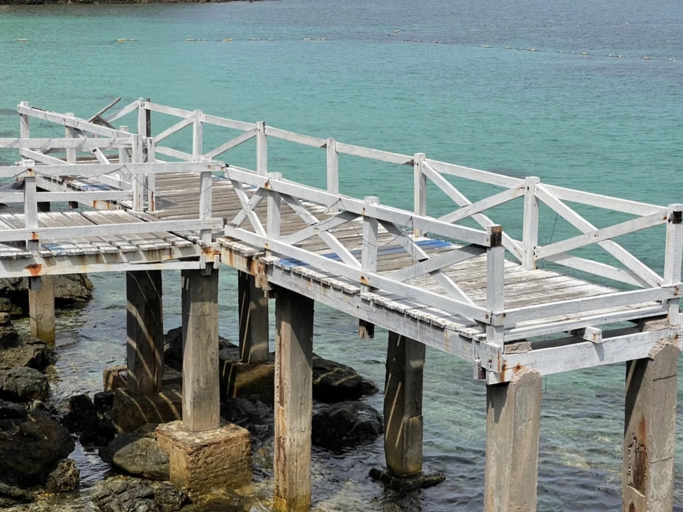 ระทึก! ราวสะพาน "เกาะล้าน" หัก ทำ 4 นทท.พลัดตกทะเลบาดเจ็บ 