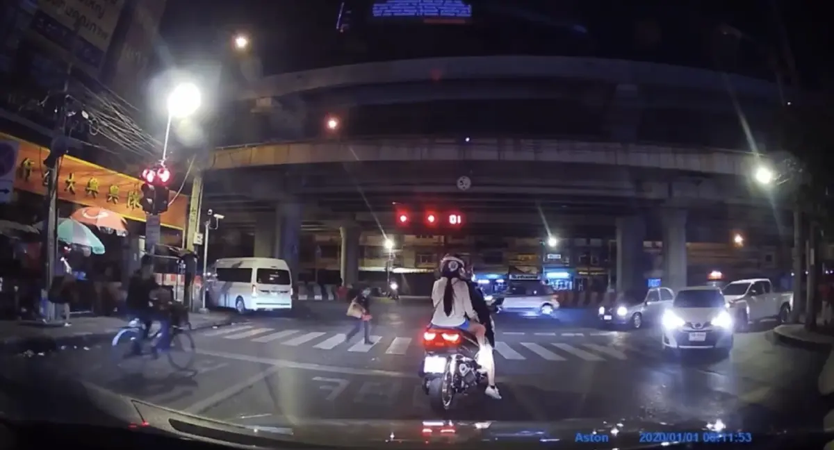 กลับรถแยกไฟแดง ชนคนข้าม "ทางม้าลาย" อ้างรีบไปหาลูกป่วย