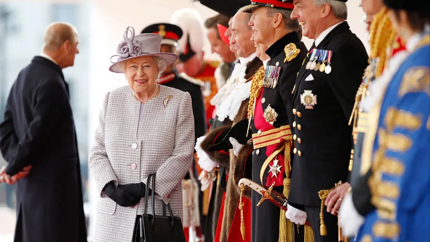 กระเป๋าถือ เครื่องมือที่ควีนอลิซาเบธใช้สื่อสารกับผู้ติดตาม