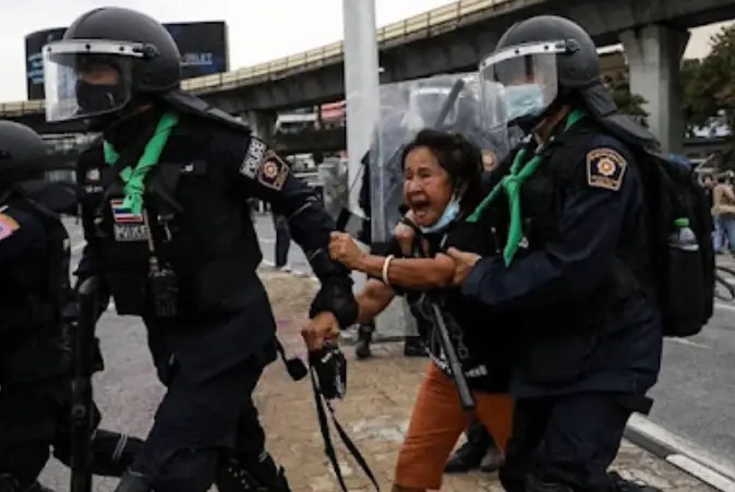 “ป้าเป้า” แนวร่วมม็อบสามนิ้ว ติดโควิด – 19  อาการล่าสุดเชื้อยังไม่ลงปอด