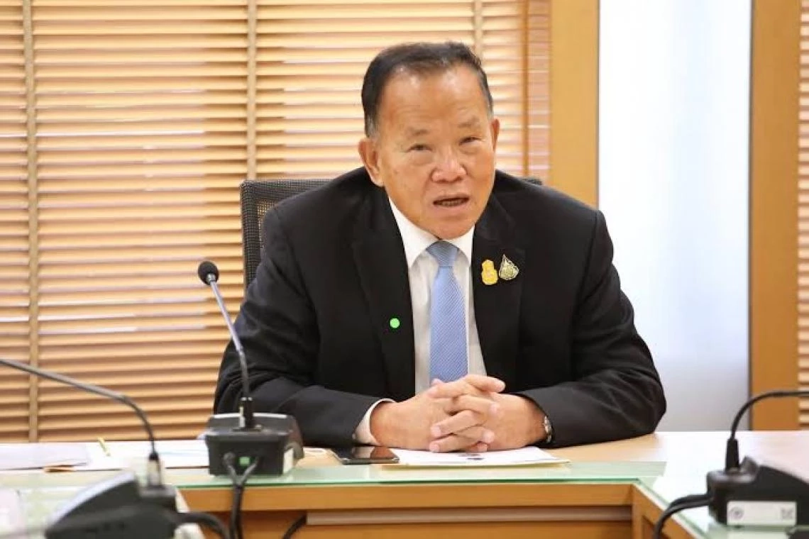 นายสันติ พร้อมพัฒน์ รมช.คลัง