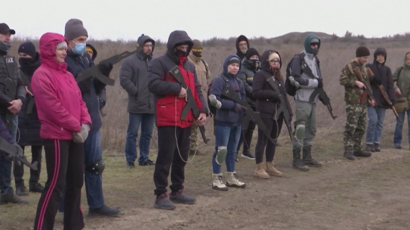 เด็กชาวยูเครนจับอาวุธเตรียมสู้รัสเซีย