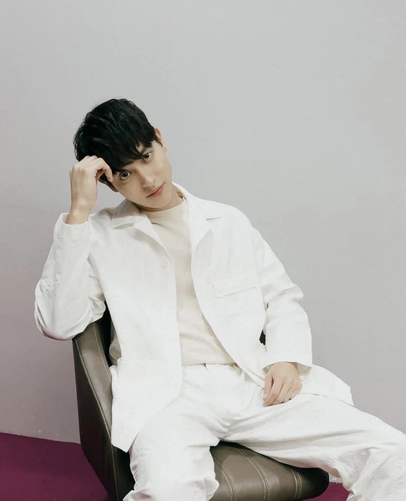 "เจมส์ จิรายุ" ติดเชื้อไวรัสโควิด แจ้งมีอาการเจ็บคอ-ไข้สูง