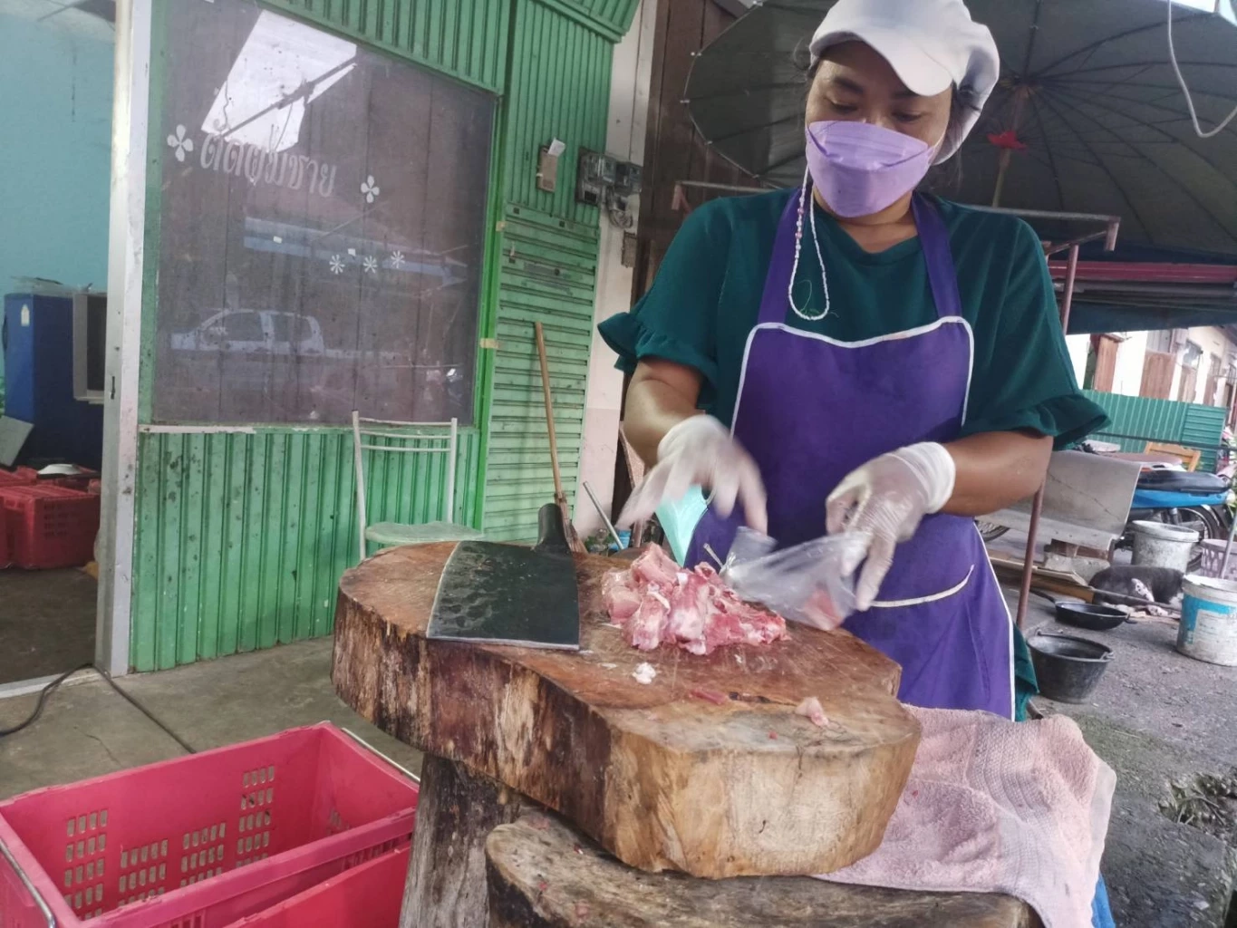 แม่ค้าหมูสุดช้ำ โจรแสบขโมยเนื้อหมูจากแผงขายหมู