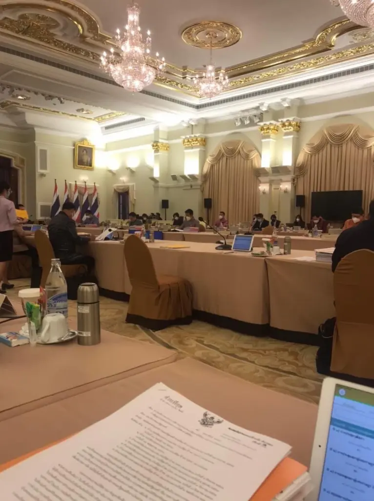 สาธิต เปิดภาพประชุม ครม. สุดโหรงเหรง เหน็บเว้นระยะห่างตามมาตรการ สธ.