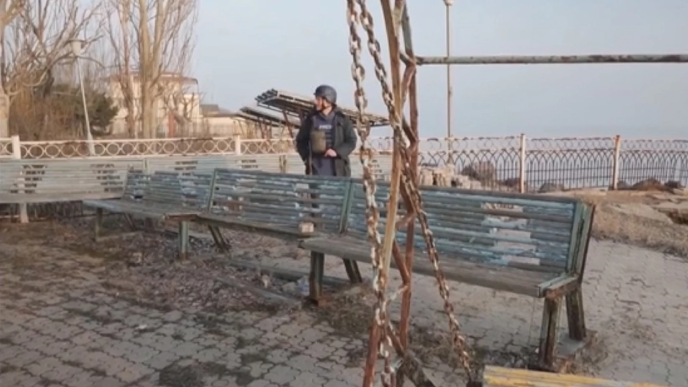 นักข่าว Sky News วิ่งหนีตายจากลูกปืนใหญ่