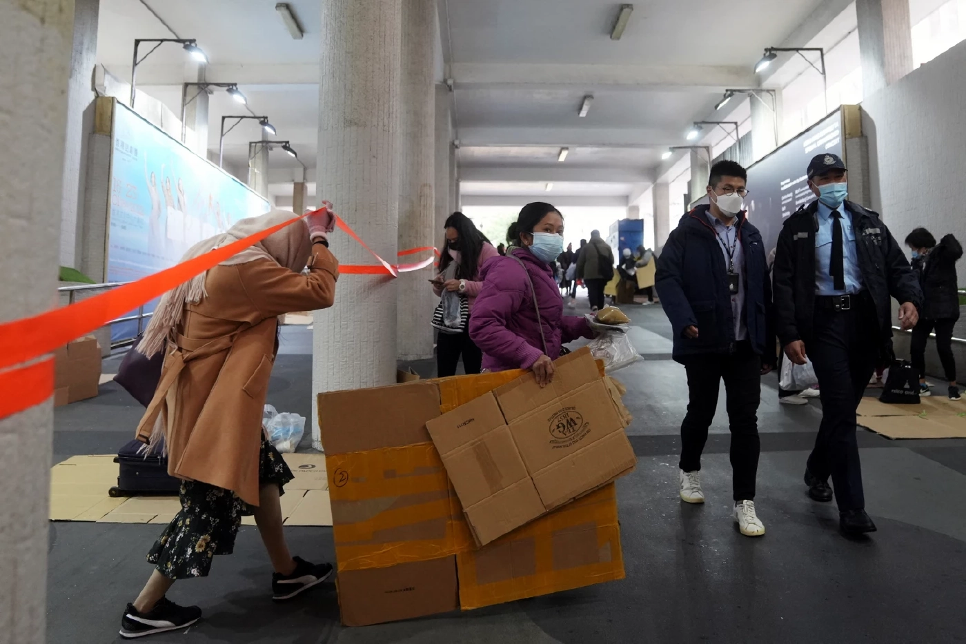 ฮ่องกงเร่งสร้างศูนย์กักตัว เตรียมใช้บัตรผ่านวัคซีน รับมือโควิดพุ่ง