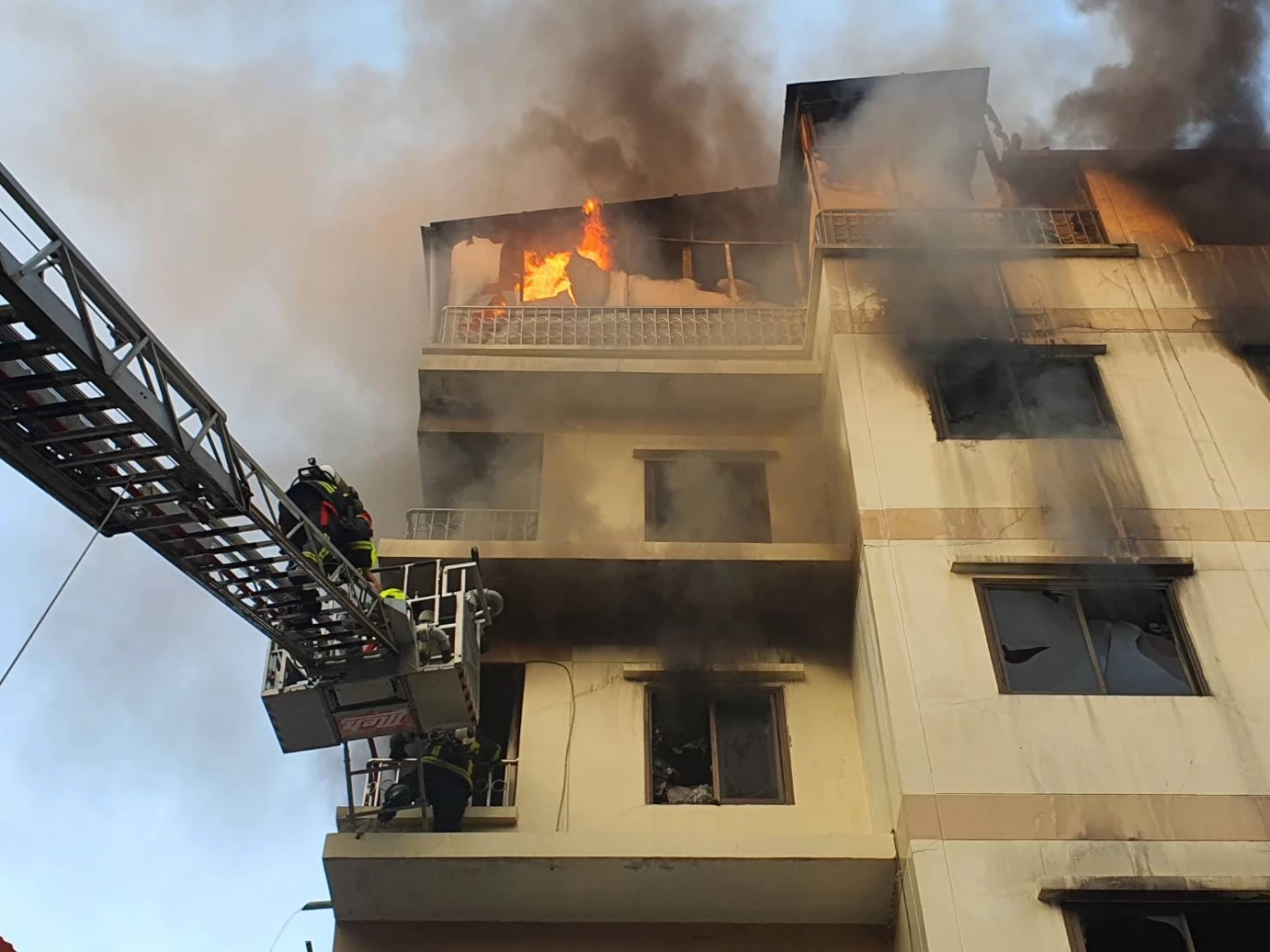 ไฟไหม้ย่านเยาวราช-สำเพ็ง เป็นโกดังเก็บของเล่น ชาวบ้านวิ่งหนีกันอลหม่าน