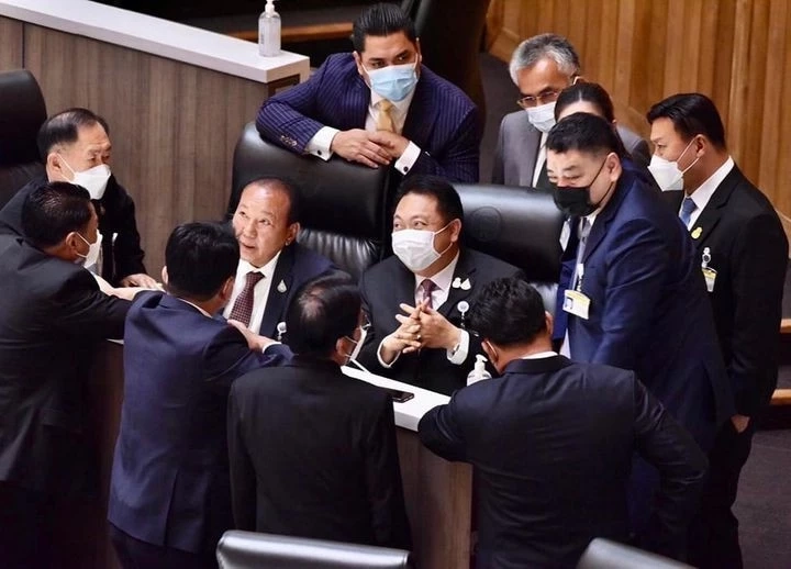 4 ช่องรอด"ประยุทธ์"ผ่าทางตันการเมือง 