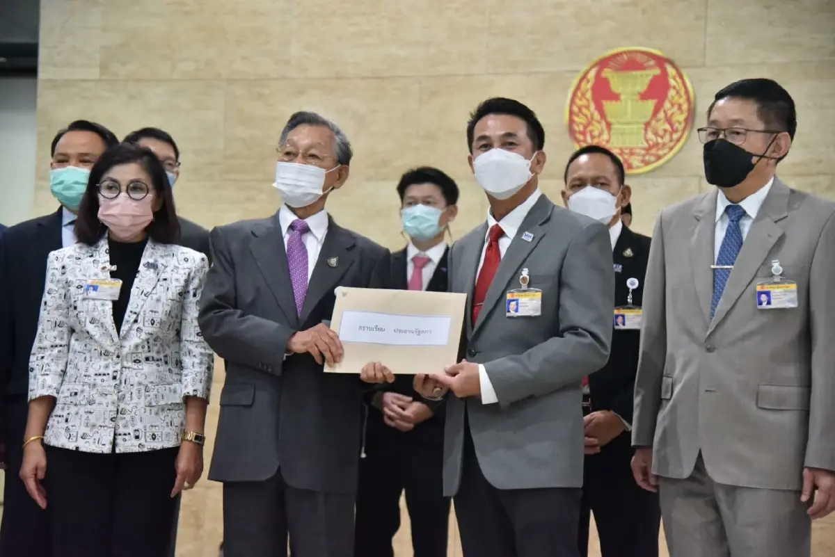 พท. ชงแก้ รธน. 3 ฉบับ เข้าทางแก๊งสามนิ้วทั้งที่มานายกฯ - ประกันตัว