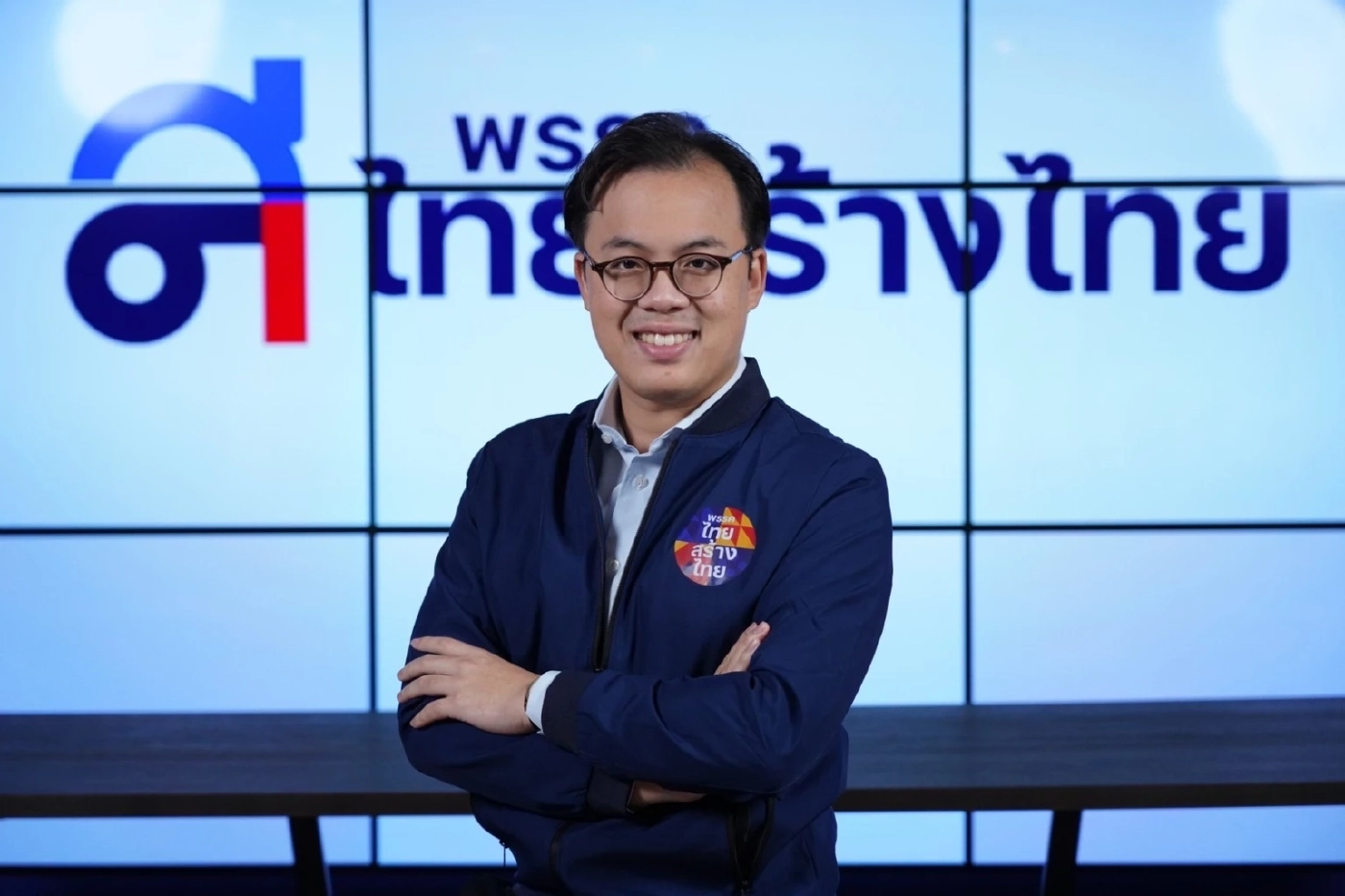 นายตรีรัตน์ ศิริจันทโรภาส ผู้อำนวยการ กองการสื่อสารพรรคไทยสร้างไทย 