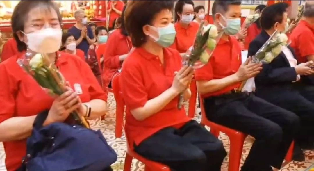 พิธีเวียนธูป ช่วยดลบันดาลให้ศิษยานุศิษย์และสาธุชนประสบโชคดีตลอดปีใหม่