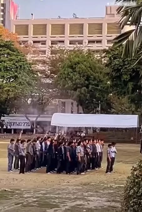 ศาลออกหมายจับ 2 นักศึกษาอุเทน ยืนหัวแถวนำรุ่นน้องยิงปืนขึ้นฟ้า