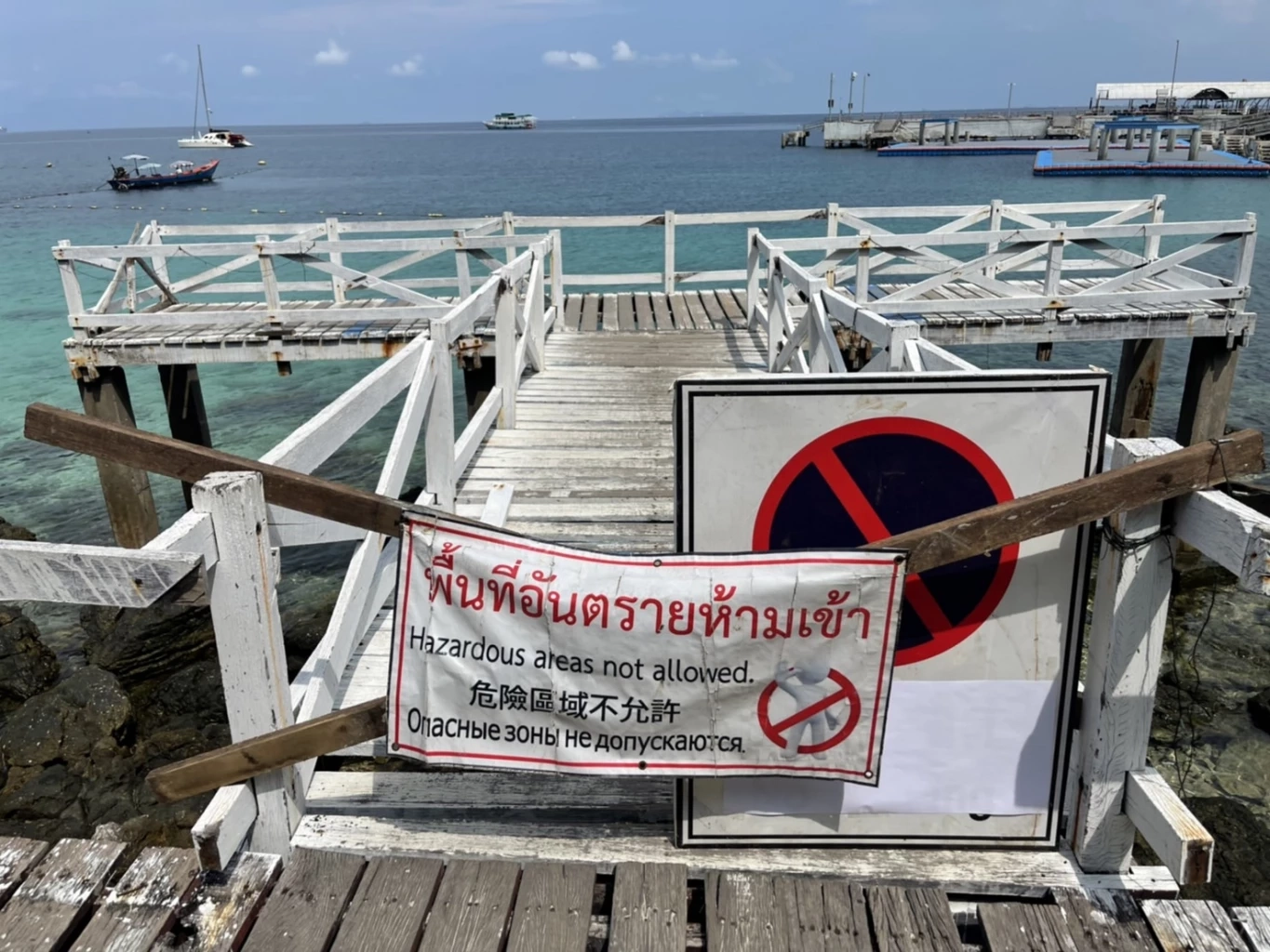 ระทึก! ราวสะพาน "เกาะล้าน" หัก ทำ 4 นทท.พลัดตกทะเลบาดเจ็บ 