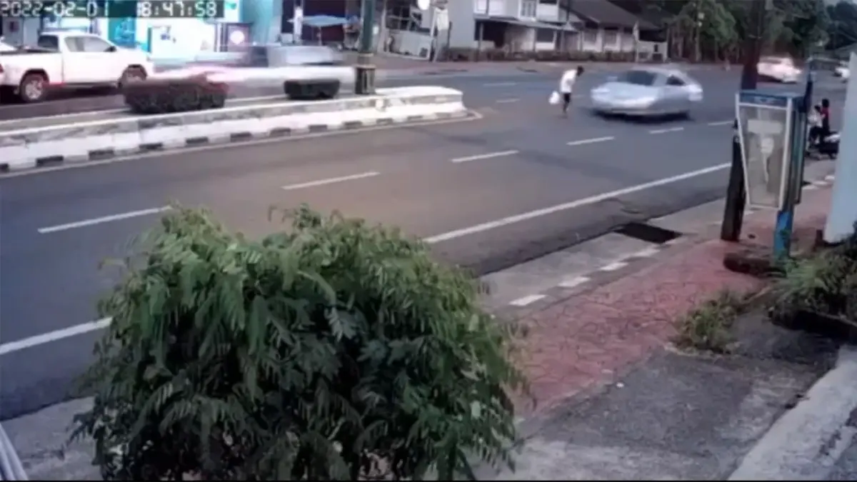 สาวหาดใหญ่ซิ่งเก๋ง ชนชายสูงวัย ปลิวกระแทกเกาะกลาง “เสียชีวิตคาที่”