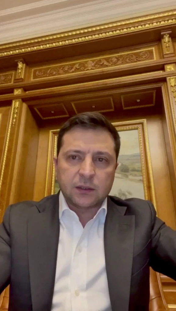 ประธานาธิบดีโวโลดิมีร์ เซเลนสกี โพสคลิปประกาศกฎอัยการศึกในวันที่ 24 ก.พ.2565