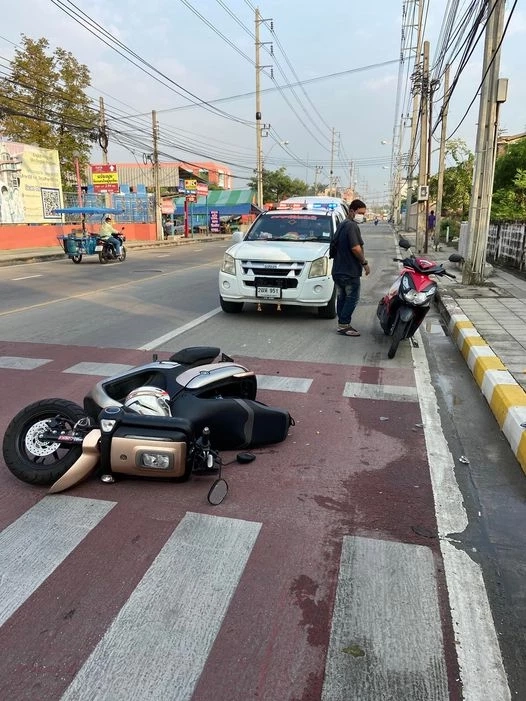 เกิดอะไรขึ้น หนุ่มสุดงง จอดรถให้คนเดินข้ามทางม้าลาย โดนชนท้าย พร้อมถูกว่า