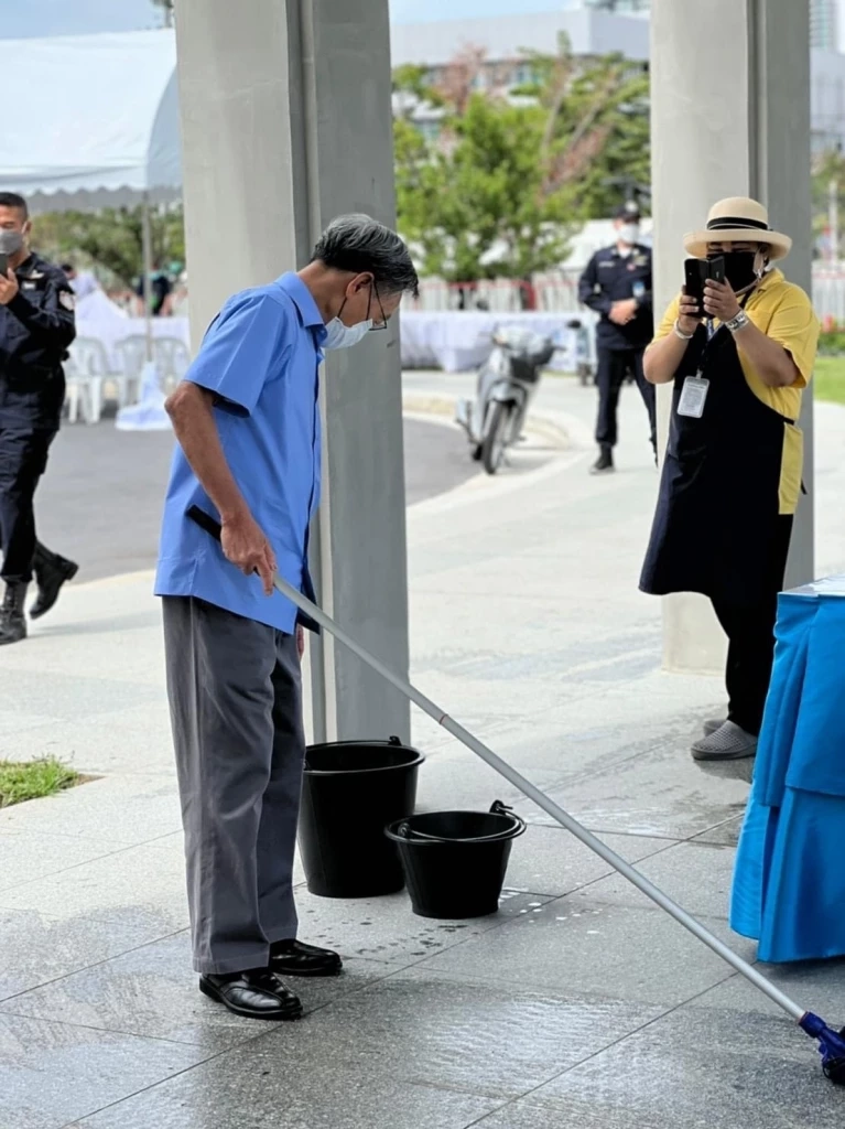 แชร์สนั่น "ลุงชวน" กวาดถูพื้นอาคารรัฐสภา เป็นแบบอย่างนักการเมือง