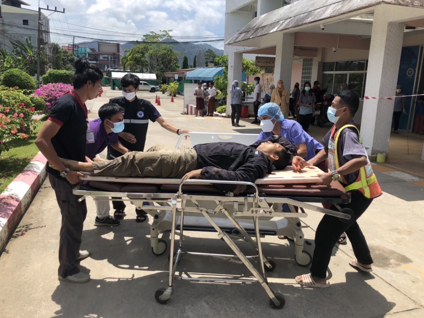 ด่วน!! คนร้ายวางระเบิดหน้าโรงเรียน ทหาร-ชาวบ้าน บาดเจ็บ 8 ราย