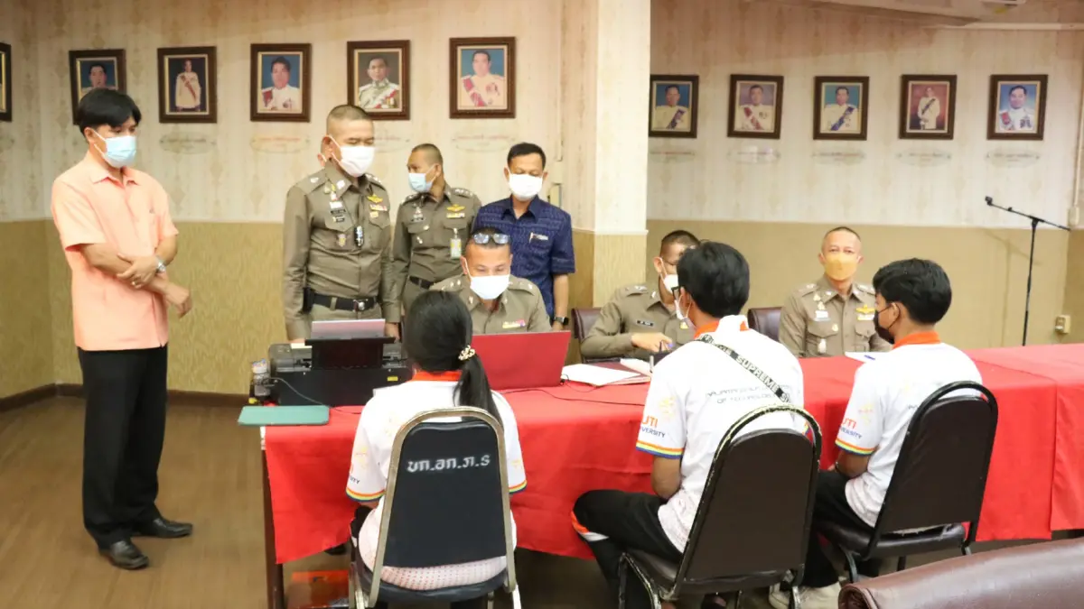 ผู้ช่วย ผบ.ตร.ลงพื้นที่ นำนักศึกษา 5 คน ชี้จุดเกิดเหตุ