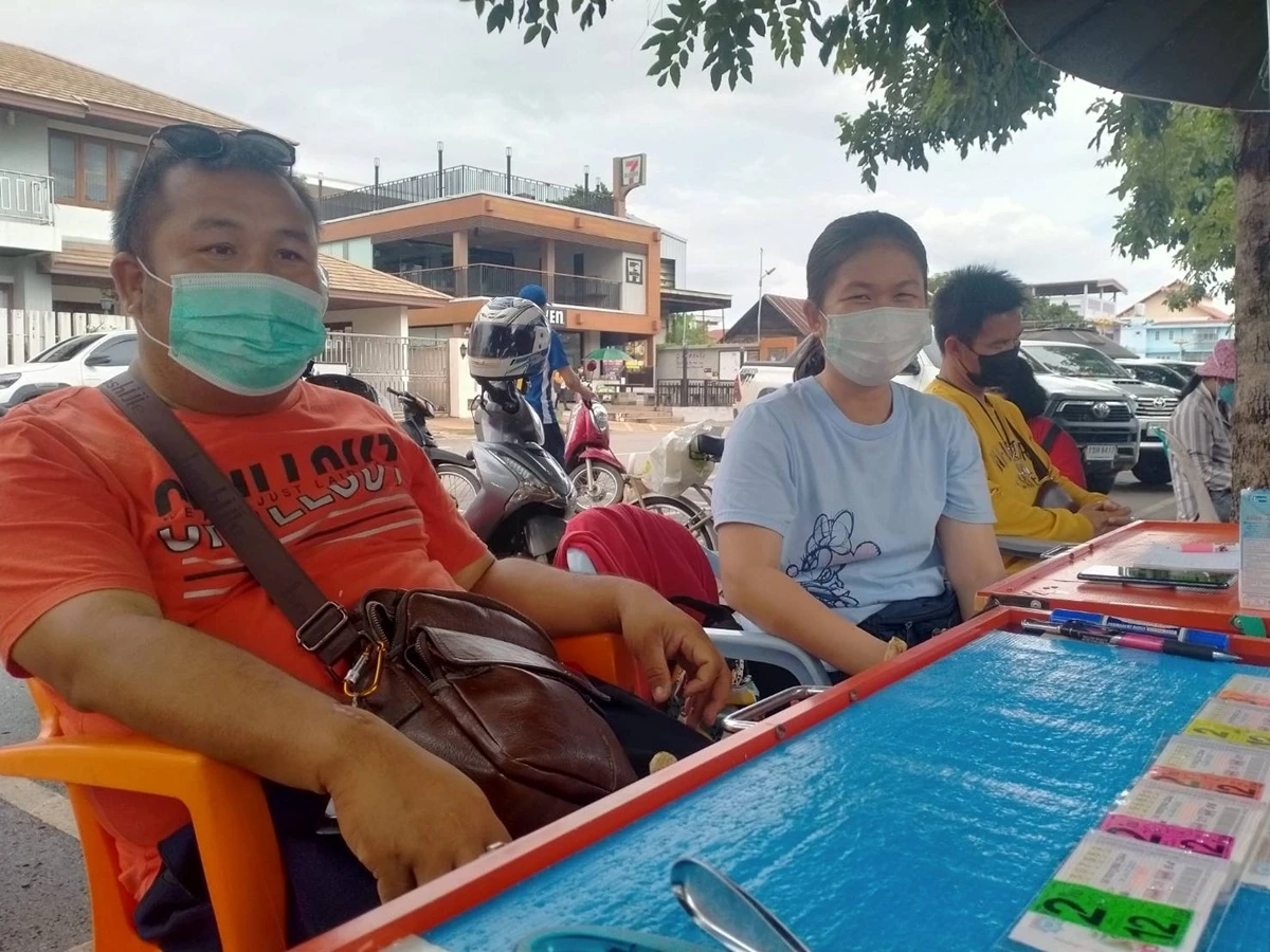 ผู้ค้าลอตเตอรี่นครพนม สอนมวยชุดจับแนะวิธีแก้หวยแพง