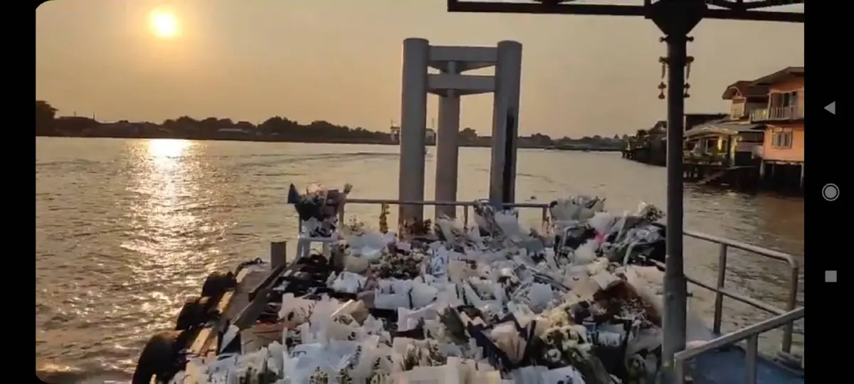 แฟนคลับร่วมไว้อาลัยแตงโม วางช่อดอกไม้ล้นท่าเรือพิบูลสงคราม