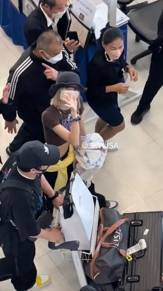 ศิลปินสาว "ลิซ่า BLACKPINK" หรือ "ลลิษา มโนบาล" เดินทางกลับมาไทย