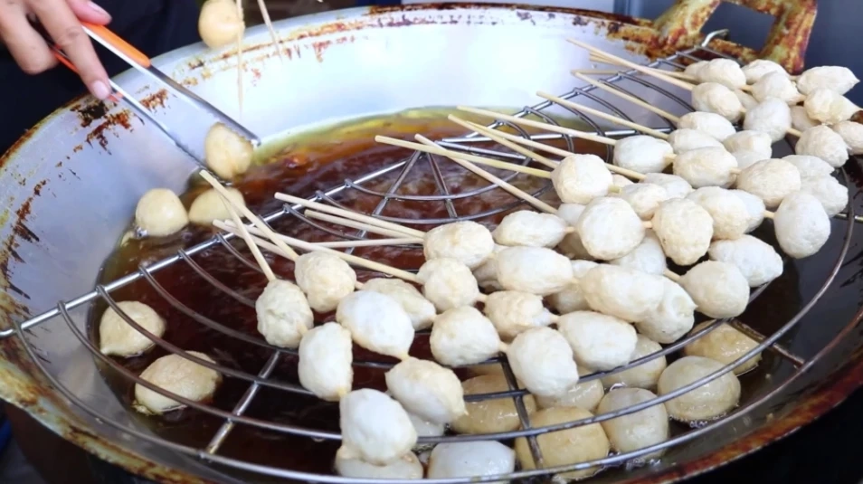 “ลิซ่า” โผล่กินหมูกระทะโชคชัย 4  - แม่ค้าลูกชิ้นยืนกินชวนกินฟรีฉลองวันเกิด