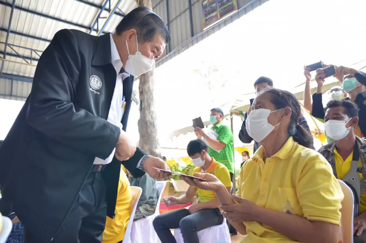 "นิพนธ์"มอบสมุดประจำตัวให้พี่น้องเกษตรกรใช้พื้นที่ป่าสงวนทำกิน