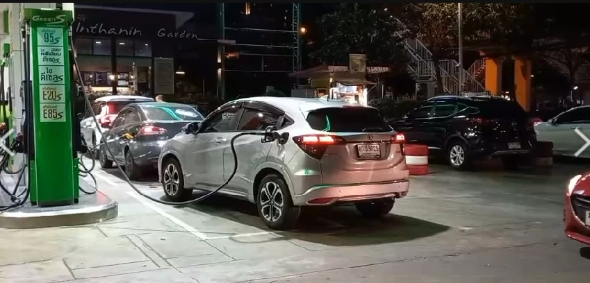 รีบตุนก่อน ชาวบ้านแห่นำรถมาเติมน้ำมันคิวแน่นปั๊ม ก่อนปรับขึ้นพรุ่งนี้