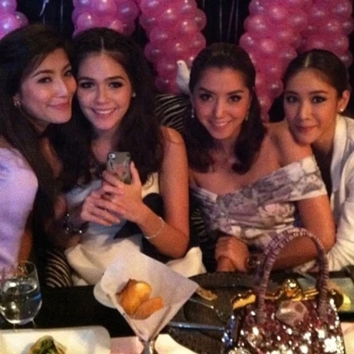 เพจดังชี้เป้า 2 ดาราลูกครึ่งเหยียด “แอนนา” ย้ำไม่ใช่ “ชมพู่ อารยา”