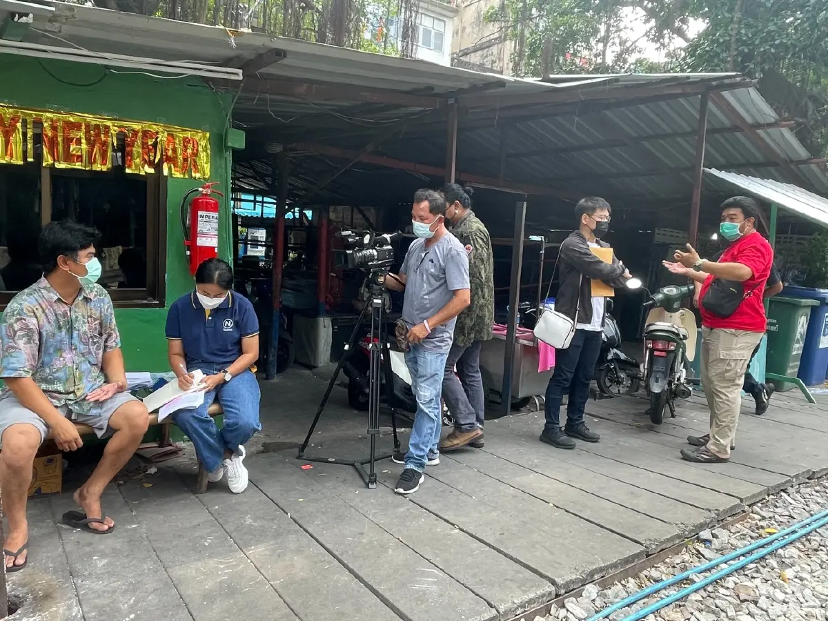 นายเชาว์ เกิดอารีย์ ผู้นำชุมชนบุญร่มไทร ระบุ ตอนนี้ชาวบ้านริมทางรถไฟกำลังเดือดร้อนมาก หลังถูกการรถไฟฟ้องร้องไล่ที่ 