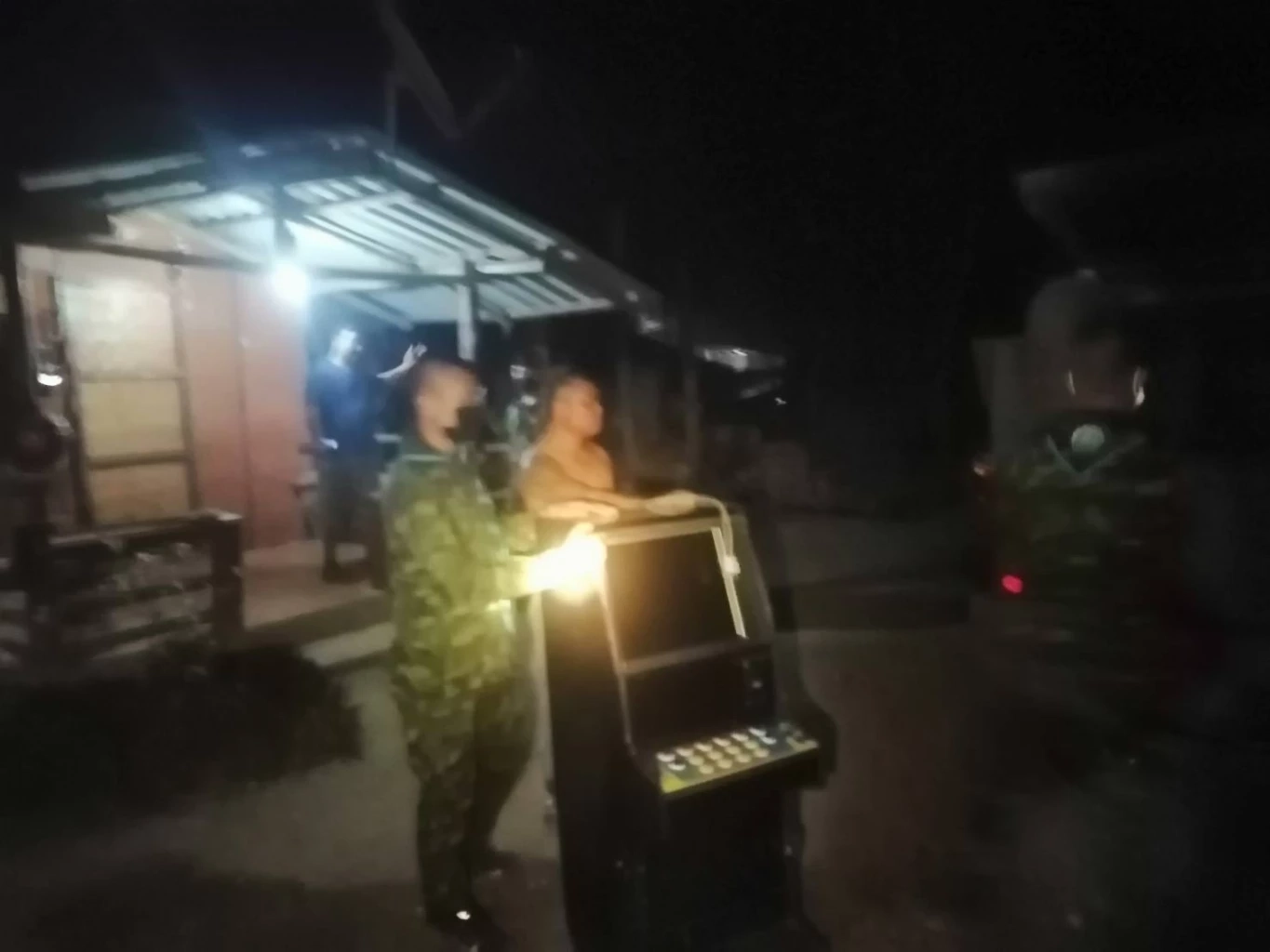 ทหารบุกจับตู้สล็อต อ.ปาย จ.แม่ฮ่องสอน หลังแอบลักลอบเปิดมั่วสุม