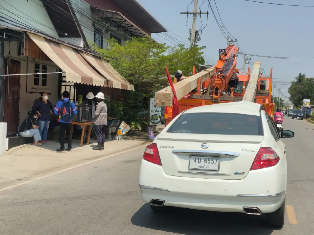 หวาดเสียวเก๋งเสยท้ายรถบรรทุกเสาไฟเสียบทะลุกลางรถ