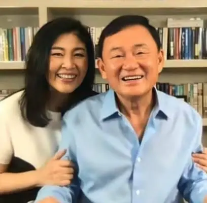 ทักษิณ และ ยิ่งวัตร ยิ้มอย่างมีความสุขในการออกรายการไลฟ์สด พบประชาชน 