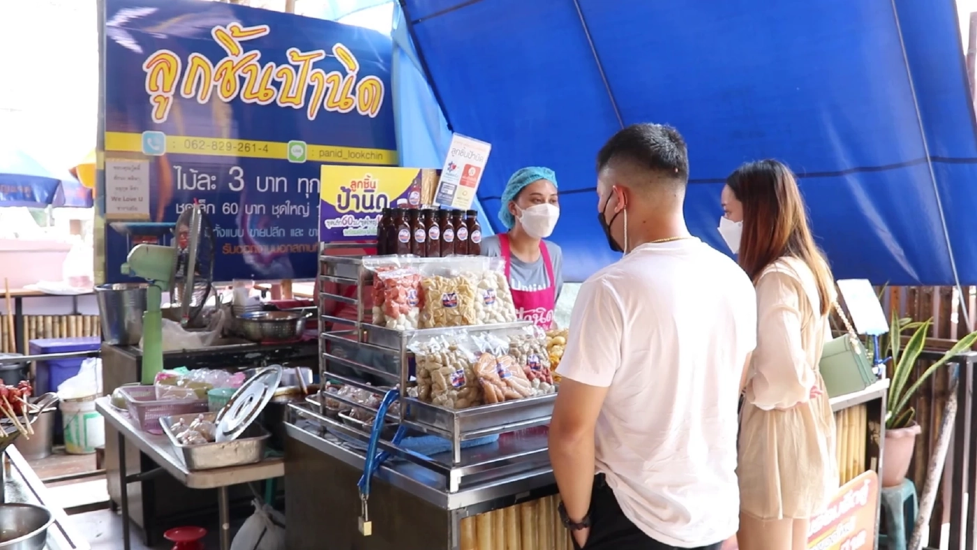 แม่ค้าลูกชิ้นยืนกินอวยพรวันเกิดลิซ่า ชวนแวะชิมจะเลี้ยง 1 วัน