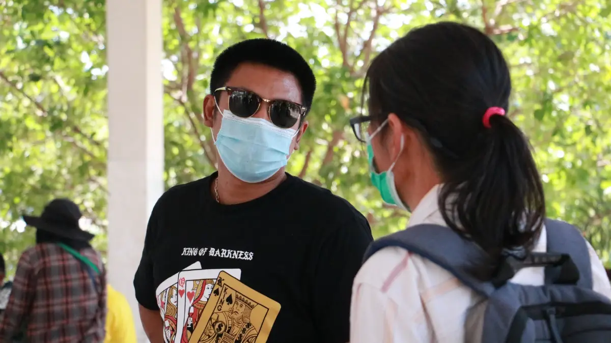 “ไผ่ ดาวดิน”ให้กำลังใจหลังอัยการสั่งฟ้องแกนนำชุมนุมหน้า สภ.ย่อย มข.