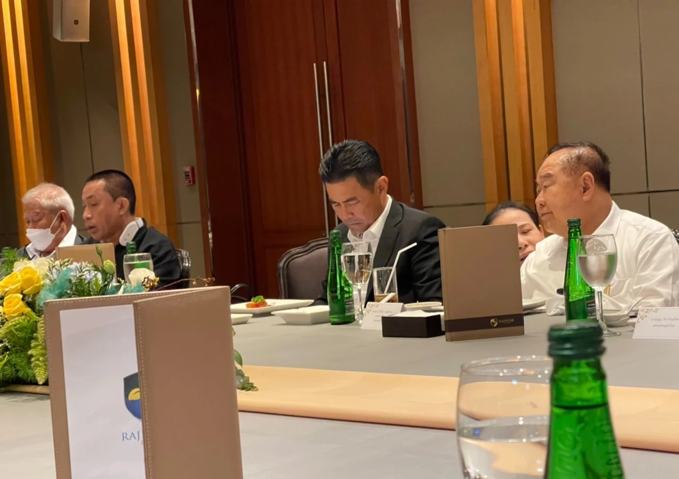 บรรยากาศงานพบปะหารือพรรคร่วมรัฐบาลขนาดเล็ก กลาง ใหญ่ ที่สโมสราชพฤกษ์ 