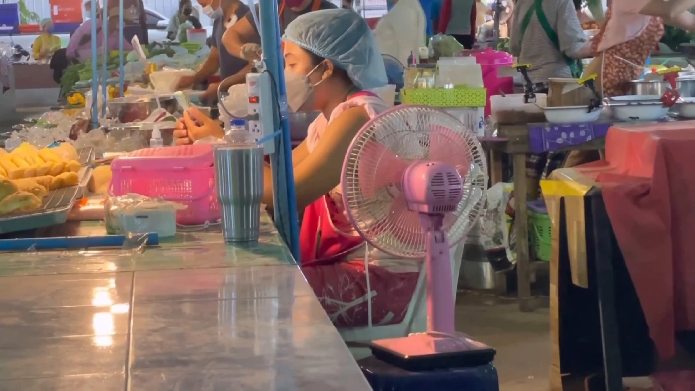 ผู้ค้าตลาดนัดหวั่นรัฐขึ้นค่าไฟดัน 'ต้นทุน' พุ่ง